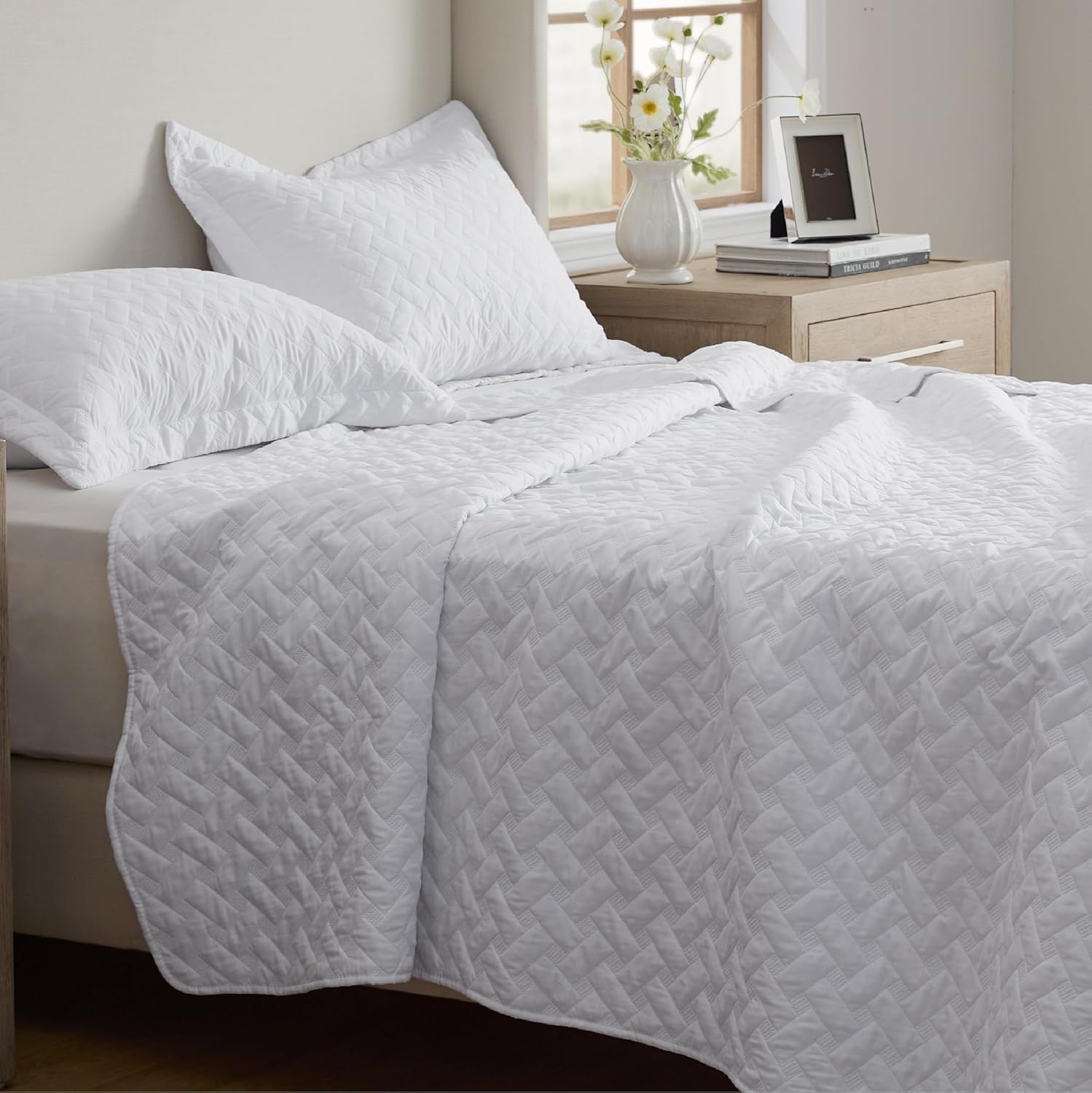 Queen Size Quilt Set – Lightweight White Comforter with Basket Weave Pattern & 2 Pillow Shams