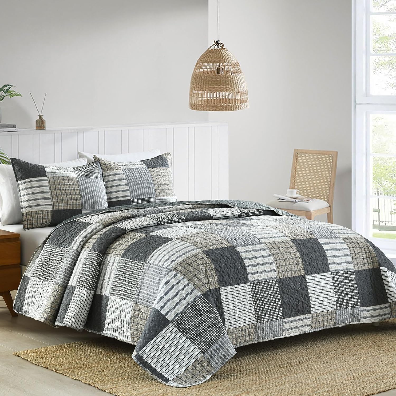 3-Piece Queen Quilt Set – Lightweight Gray Plaid Patchwork Bedspread with 2 Pillow Shams