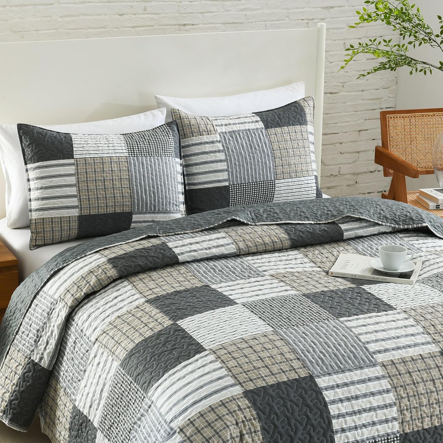 3-Piece Queen Quilt Set – Lightweight Gray Plaid Patchwork Bedspread with 2 Pillow Shams